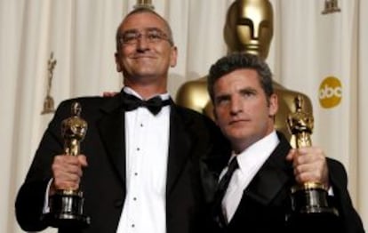 Michael Hopkins (izquierda) en 2006, recibiendo el Oscar junto a Ethan Van der Ryn por la mejor edici&oacute;n de sonido.