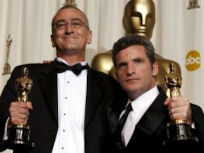 Michael Hopkins (izquierda) en 2006, recibiendo el Oscar junto a Ethan Van der Ryn por la mejor edici&oacute;n de sonido.