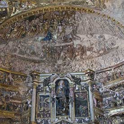 La espectacular capilla de Álvaro de Benavente, del siglo XVI, en la iglesia de Santa María de Medina de Rioseco (Valladolid).