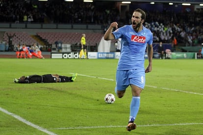 Higuaín celebra uno de sus goles.