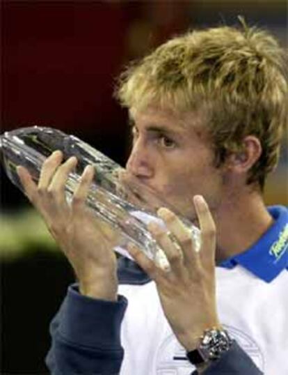 El alicantino besa el trofeo que le acredita como 'número uno' de la ATP.