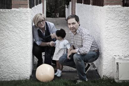 Una familia de acogida que participa en el programa. 