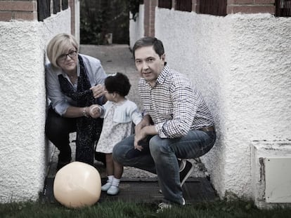 Una familia de acogida que participa en el programa. 