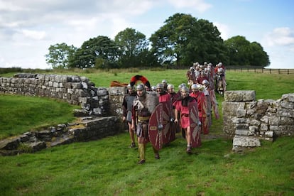 Miembros de un grupo de reconstrucción histórica recorren el Muro de Adriano.