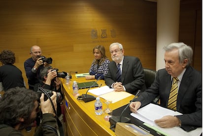 Ricard Cabedo, en el centro, ayer, en las Cortes Valencianas.