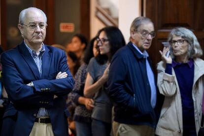 El presidente del Partido Social Demócrata (PSD), Rui Rio (izquierda), espera su turno para votar en un colegio electoral en Oporto.