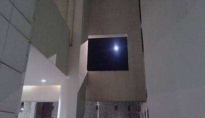 La luna, anoche en el Macba durante la Nit dels Museus.