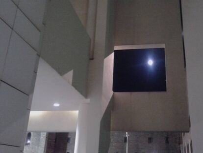 La luna, anoche en el Macba durante la Nit dels Museus.