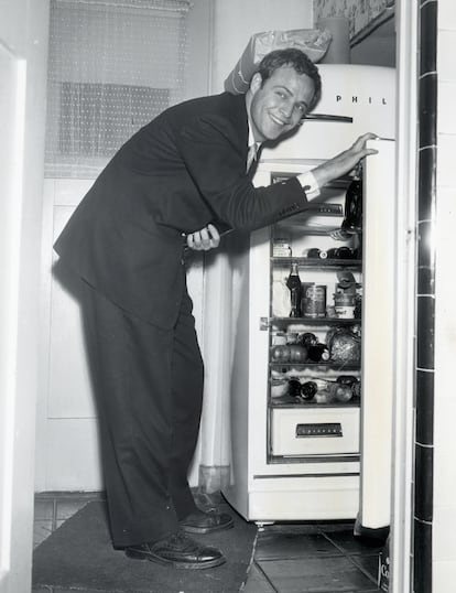 Marlon Brando frente a una nevera en un programa de televisión en 1955.