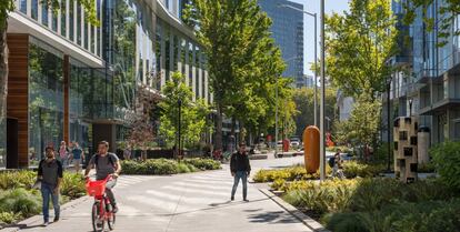 Personas transitan en frente al nuevo complejo de Ortega, en South Lake Union, una zona en Seattle donde se encuentran numerosas firmas tecnológicas.