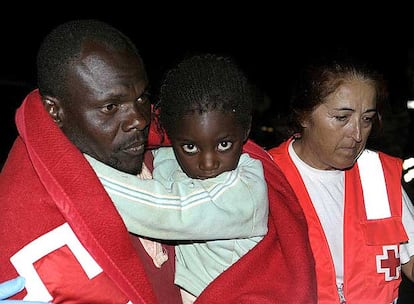 Una de las niñas que llegaron anoche al puerto de Motril en una patera con 76 personas.