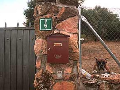 La puerta del chalé de Pasquale Belsito en Valdemorillo (Madrid).