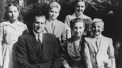 De izquiera a derecha: Margarita, Juan de Borbón, Juan Carlos, María de las Mercedes de Borbón, Pilar y Alfonso, en 1950.
