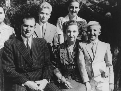 De izquiera a derecha: Margarita, Juan de Borbón, Juan Carlos, María de las Mercedes de Borbón, Pilar y Alfonso, en 1950.