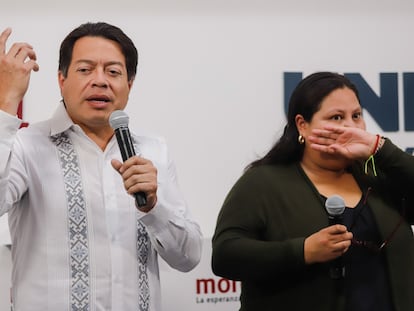 Mario Delgado y Citlalli Hernández durante una conferencia de prensa en 2022.