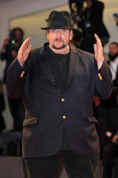 Después de que ‘Los Angeles Times’ publicara un artículo que decía que 38 mujeres acusaron al director James Toback de acoso sexual, más de 200 mujeres contactaron a The Times con acusaciones similares. Ellas lo retratan como un hombre que, durante décadas, acosó sexualmente tanto a las mujeres que contrató, como a las que buscaban trabajo e incluso a mujeres que caminaban en la calle. </p> <br> <p>

Según las denuncias, Toback se les decía que tenía en sus manos el poder de convertirlas en una estrella. Luego, les hacía propuestas sexuales. Toback ha negado las acusaciones.
