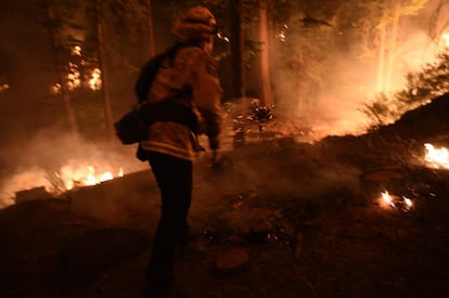 Un bombero combate el fuego en Shaver Lake.