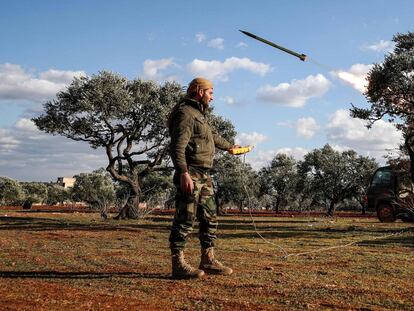 Un combatiente sirio dispara remotamente un cohete desde un lanzador montado en un camión en Alepo (Siria), el 10 de febrero.