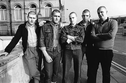 Un grupo de 'skinheads' fans de la música ska y 2Tone en Bradford, Reino Unido, en 1980.