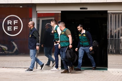 Agentes de la Guardia Civil salen este miércoles de la sede de la Real Federación Española de Fútbol en Madrid.