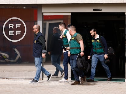 Agentes de la Guardia Civil salen este miércoles de la sede de la Real Federación Española de Fútbol en Madrid.