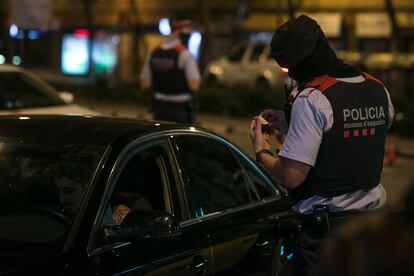 Control policial de los Mossos d'Esquadra en la avenida Paral·lel, esta madrugada.