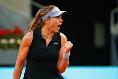 Badosa celebra su triunfo ante la suiza Jil Teichmann en segunda ronda del Mutua Madrid Open en La Caja Mágica el 1 de mayo de 2021.