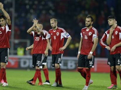 Jugadores albaneses tras el partido con Serbia el sábado.