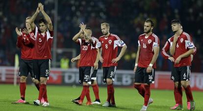 Jugadores albaneses tras el partido con Serbia el sábado.