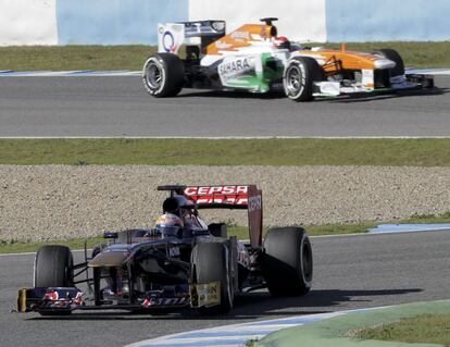 El piloto francés Éric Vergne del equipo Toro Rosso seguido del monoplaza de Force India.