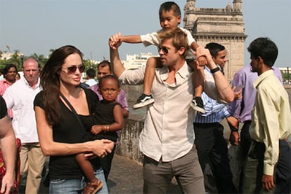 El nuevo trabajo de Angelina Jolie ha obligado a la actriz a trasladarse a India. La actriz está grabando <i>A Mighty Herat</i>, una película de director Michael Winterbottom (en la imagen) en la que interpreta a la viuda de Daniel Perl, el periodista estadounidense, secuestrado y asesinado por extremistas islámicos en Pakistán en el año 2002. Brad Pitt y los dos hijos adoptivos de la pareja, Maddox y Zahara han viajado también a Bombay. La familia, que se aloja en un céntrico hotel de lujo, aprovechó el fin de semana para salir a pasear.