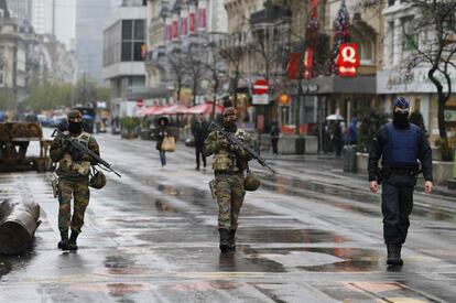Soldados belgas y policías patrullan este sábado por el centro de Bruselas.