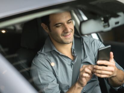 El uso del móvil está directamente implicado en el número de los accidentes de tráfico: utilizar aplicaciones de mensajería instantánea mientras se conduce aumenta el riesgo en un 134%.