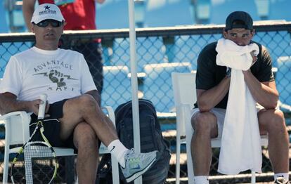 Toni y Rafael Nadal, en Australia, tras un entrenamiento.