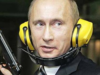 El presidente ruso, Vladímir Putin, en una galería de tiro de la policía de Moscú el pasado viernes.