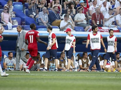 Agentes antidopaje, en el partido entre Inglaterra y Panamá del pasado Mundial de Rusia. 