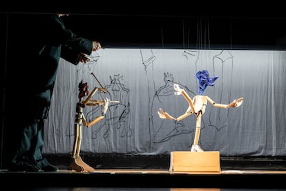 El Soldado (izquierda) toca el violín para la Princesa (centro) en ‘La historia del soldado’, con marionetas diseñadas por Georg Baselitz.
