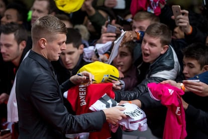 El futbolista alemán del Real Madrid Toni Kroos firma autógrafos a su llegada a la gala.