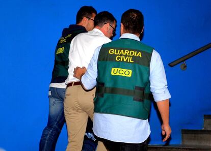 El alcalde de Parla, José María Fraile escoltado por agentes de la Guardia Civil a su llegada al Ayuntamiento.