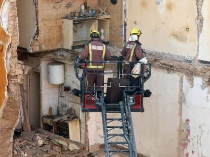 Derrumbe parcial de un edificio de cuatro plantas abandonado en Lleida.