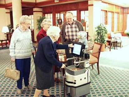 Florence, o Flo, como la llaman los científicos de la Universidad Carnegie Mellon que la han creado, es una enfermera robot diseñada para ayudar a los ancianos.