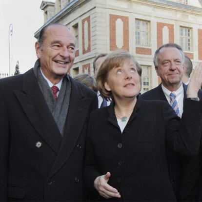 Jacques Chirac y Angela Merkel, poco antes de mantener un encuentro en Versalles.