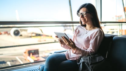 Artículo de EL PAÍS Escaparate en el que se describen los contenidos de Movistar Plus+ sin conexión al viajar en avión.