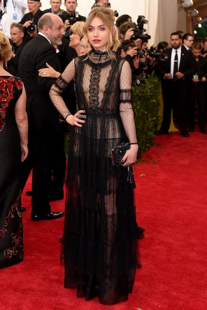 Imogen Poots, con un vestido negro de Alberta Ferretti.