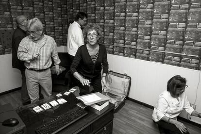 Un grupo de personas jugando en un escape room de la empresa The Rombo Code.