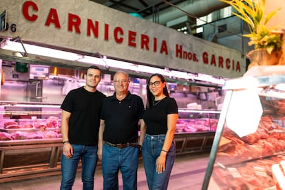 Diego Salazar, Carlos García y Estefanny Girón en su carnicería del Mercado de Maravillas este jueves.