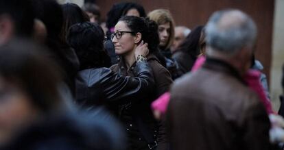 La madre de la niña fallecida (en el centro), durante el funeral por la pequeña en La Puebla de Arganzón. 