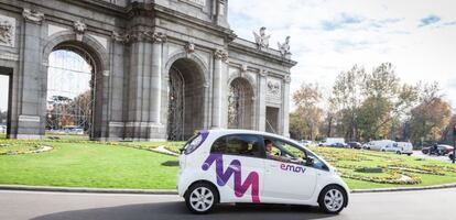 Uno de los vehículos compartidos de la enseña Emov en Madrid.