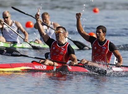 Emilio Merchán (izquierda) y Diego Cosgaya celebran su victoria en el K-2 1000.