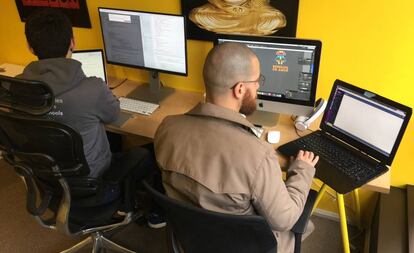 Dupla de programadores trabalha para ensinar robô a identificar irregularidades em gastos públicos.